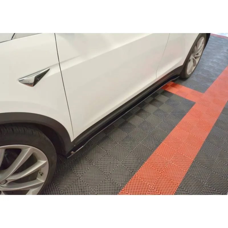 Maxton - SET DES DIFFUSEUR DES BAS DE CAISSE V.2 TESLA MODEL X Noir Brillant
